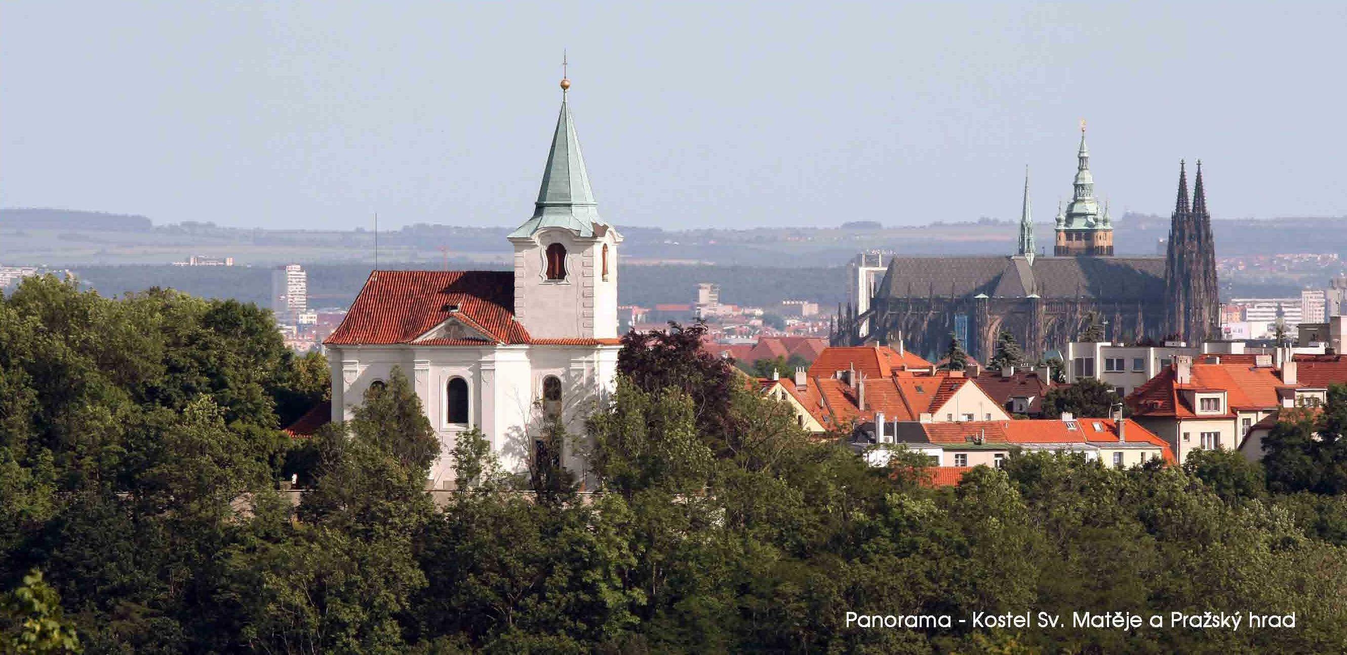 Panorama kostel Sv. Matěje a Pražský hrad